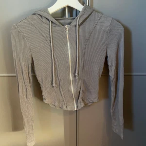 Tunn kofta Shein  - Aldrig använd, ganska tunn och tajt i storleken