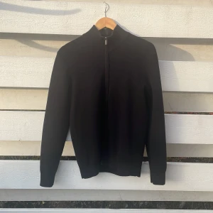 Zip tröja - Full-zip från bläck. I princip aldrig använd så i 10/10 skick. Skön nu till vintern, storlek S. Nypris 899 men säljer för endast 400. Kan släppa för lägre vid snabb affär!