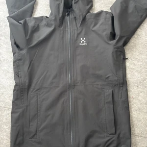 Haglöfsjacka  - Skaljacka från haglöfs, modellen heter Finch proof jacket. Skick 10/10 bara använd en gång.   Kostar 1649:- i butik!  Priset är prutat och klart men är öppen för bytesförslag!