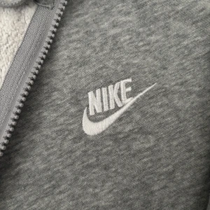 Grå hoodie från Nike - Säljer en grå hoodie från Nike i storlek M. Den har en dragkedja framtill och en mysig huva med snörning. Perfekt för kyliga dagar eller som ett extra lager under jackan. Superbekväm och stilren design!