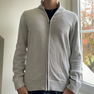 Dobber Zip hoodie - Säljer nu denna hos zip hoodie ifrån Dobber i storlek M. Den är lite för stor för mig som är 182 cm därmed försäljningen. Varan är i mycket gott skick utan defekter! Nypris ligger på runt 800, mitt pris 249 kr. Priset är dock diskutabelt.😃
