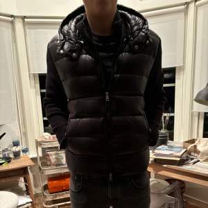 Moncler cardigan köpt på plick. Allt pekar mot att den är äkta. Den är liten i storleken så trots att den är L så sitter den M. Just denna caridgan är känd för att man ska sizea ner. Vid minsta fråga så skriv! pris kan diskuteras vid snabb affär 