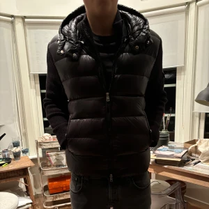 Moncler tricot cardigan - Moncler cardigan köpt på plick. Allt pekar mot att den är äkta. Den är liten i storleken så trots att den är L så sitter den M. Just denna caridgan är känd för att man ska sizea ner. Vid minsta fråga så skriv! pris kan diskuteras vid snabb affär 