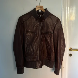 Skinnjacka  - En så fin skinnjacka i mycket bra skick. Köpt vintage för två år sedan men aldrig använd på grund av att den är lite för liten. Perfekt till hösten/vintern! 🍁🐻🤎🧥 