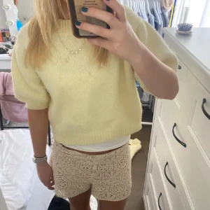 Zara tröja - Säljer denna sjukt snygga stickade zara tröja med trekvartsärmar då den inge längre kommer till användning, den har inga defekter och knappt använd, kontakta för fler bilder eller andra frågor💗💗💗
