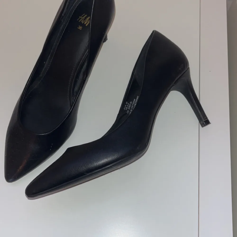 Svarta pumps i storlek 36. Använda en gång 👠. Skor.