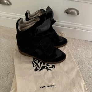 Isabel marant bekett 37 - Så snygga svarta isabel marant bekett i storlek 37❤️ Perfekt till hösten och passar allt!😊