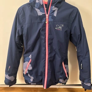 Skidjacka / vinterjacka  - 2117 of sweden jacka dam/Barn  Stl M men passar någon som har 160-170 i barn storlek eller XS   •Aldrig använd bara testad   Skriv ett meddelande så kan jag beskriva jackan mer 