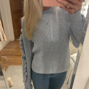 Stickad tröja  - Stickad tröja i ull från Zara med volanger på armarna, så söt! Inga defekter🩵