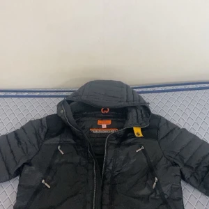 Parajumper jacka - Hej nu säljer ja min parajumper jacka gammal model. Ny pris kostar runt 4000kr jag säljer för 2000kr kan gå ner lite. Storleken är xl fast känns som M-L. Funkar för höst och vinter.