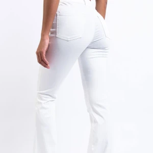 Bootcut jeans - Vita utsvängda jeans från madlady  Helt oanvända i Stl 38 Tall   Nypris 599