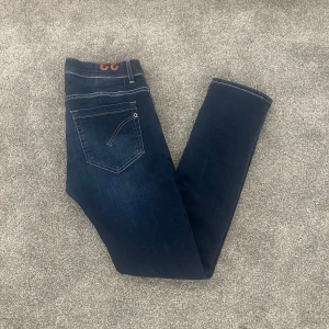 Dondup george jeans - Säljer dessa jeans från dondup i modellen goerge. Marinblåa och nypris går för ca 3500. Otroligt bra skick och storlek W33. Skriv vid minsta fundering😄😉