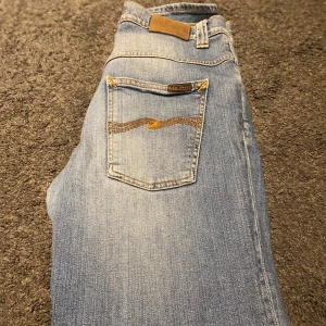 Nudie Jeans - Säljer dessa nudie jeans, mycket bra skick, bara lite utstretchade på höger lår som man ser på bild 2! Storlek 32/32 skriv vid frågor och funderingar!👍😁