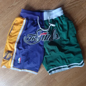 NBA shorts, Lakers Celtics Finals | strl. S - Säljer ett par oanvända Lakers vs Celtics Finals NBA shorts i storlek S. Eftersom det är just basketshorts har de en rätt stor passform och passar typ som medium. Jag är 190 men rätt smal och de passar mig bra. Säljes då de inte kom till användning.