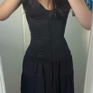 superfin svart korsett!! - Perfekt för halloween!!  Passar S/XS men tror att M också kan ha på sig då korsetten kommer med 2 rader knappar 🖤