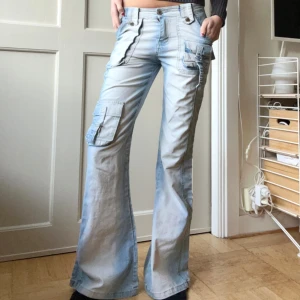 Bootcut jeans - Så snygga utsvängda jeans med coola detaljer på sig💕