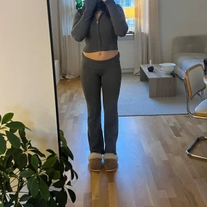 mjukis set - mörkgrått stickat set från Gina Young, båda i  storlek 170 (passar mig med xs/s). Har använts en del så ganska nopprigt men fortfarande fint. Säljer hela settet för 200kr 🤎