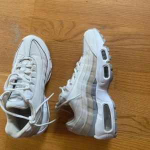 Vita Nike Air sneakers - Säljer ett par vita Nike Air sneakers i nyskick. De har en klassisk design med snörning och en bekväm sula. Perfekta för både vardag och träning. Skorna är i storlek dam 36,5 