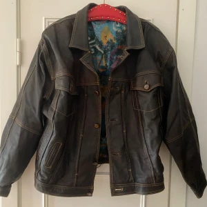 Jacka i äkta läder - Mörkbrun läder jacka köpt secondhand. Storlek XL men sitter snyggt oversized på mig som är en S. Väldigt bra skick