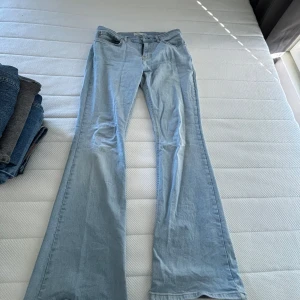 Ljusblåa jeans - Fina ljusblåa jeans, kan behövas strykas. Lite slitna där nere men inget som syns så mycket 