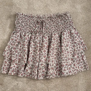 Blommig kjol - Söt blommig kjol, jättebra skick och säljs pga att den inte sitter så bra på mig. Knappt använd💓