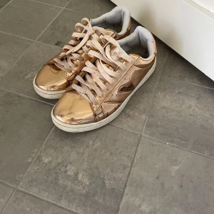 Ellesse skor guldiga - Guldiga skor ifrån ellesse, väldigt unika! Gott skick
