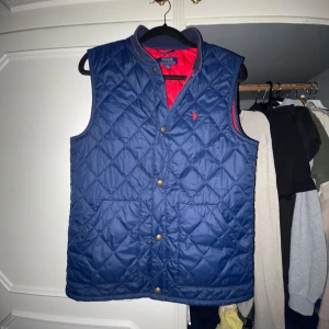 polo ralph lauren tunn väst - skicket är bra,har dock använts mycket men inget som är sönder.