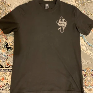 T shirt  - Basic fräsch T-shirt med fett tryck i bak. Passar även för de som har S och M.