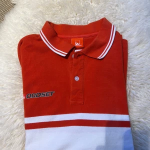 Röd och vit pikétröja från Oddset - Säljer en  röd pikétröja från Oddset i storlek L. Den är i riktigt bra skick och väldigt sällsynt. 