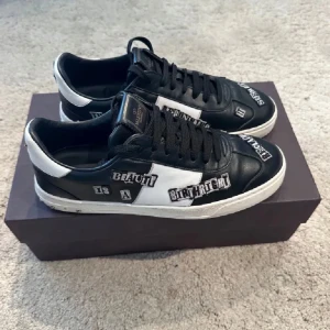 Fly crews  - fly crews riktigt bra skicka nästintill oanvända fattas bara 1 spik, fler bilder kan fås om de önskas✅  (bara skorna medföljer) Hör av er vid eventuella frågor 😊 Mvh Leo 