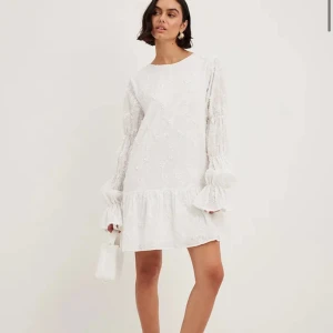 Populär vit studentklänning med öppen rygg! - Köpt i andra hand nyligen men väljer att sälja pga att jag bestämde mig för en annan student klänning! Perfekt till student/skolavslutning/sommar Den som sålde till mig hade använt klänningen en gång 