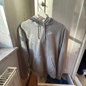 Nike hoodie aldrig använt, 10/10 skick.  