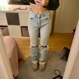 Gina tricot perfect jeans.  - Märker är Gina tricot och storleken är 32. Använda ett fåtal gånger och är i bra skick utan skador. 