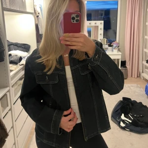 Mörkblå jeansjacka  - Köpt second hand men i bra skick!