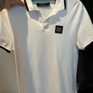 Peak Performance Piké vit  - Sparsamt använd Piké tröja från Peak Performance   Storlek S