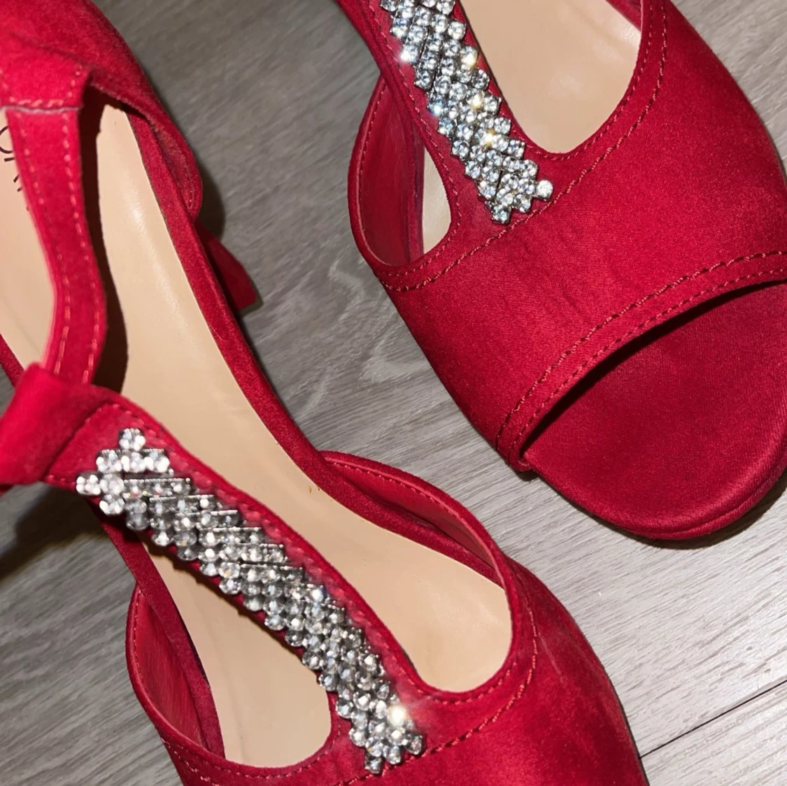 Röda klackskor med strassdetaljer
