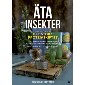 Äta insekter är boken som tar framtiden på allvar, och är en grundläggande guide för alla som vill dra sitt strå till stacken genom klimatsmart och resurseffektiv föda. Följ med på journalisten Anders Engströms spännande resa bland entreprenörer, forskare, in i vårt egna land och ut i världen. Inspireras också av nyskapande, nyttiga och spännande recept från Sveriges insektskock Ola Albrektsson.Äta insekter beskriver inte bara vikten av ett proteinskifte och varför det är så smart och hälsosamt att äta just insekter, utan berättar också historien om en helt ny bransch, om utmaningarna som omgärdar den och vad som egentligen krävs för att insekter på riktigt ska bli ett vapen i kampen för vår framtida miljö. Här läser du bland annat om de framtida proteinalternativen, de främsta skälen till att äta insekter och om hur äntligen västvärlden också börjat anamma insektsmat. Boken bjuder bland annat på en omfattande guide till ätbara insekter med råd kring hur du köper, odlar, samlar och tillagar framtidens föda.Anders Engström är journalist, föreläsare och webbdesigner med ett brinnande intresse för teknik, kulturer och hur vi alla kan utvecklas och bli bättre. Han är också grundare av bugburger.se en blogg om framtidens proteinkälla där han sedan 2014 delat med sig av den senaste forskningen och nyheterna kring insektsmat i en modern tid.    Format Inbunden   Omfång 190 sidor   Språk Svenska   Förlag Pug Förlag   Utgivningsdatum 2018-11-12   Medverkande Jonas Larsson   ISBN 9789188699145  