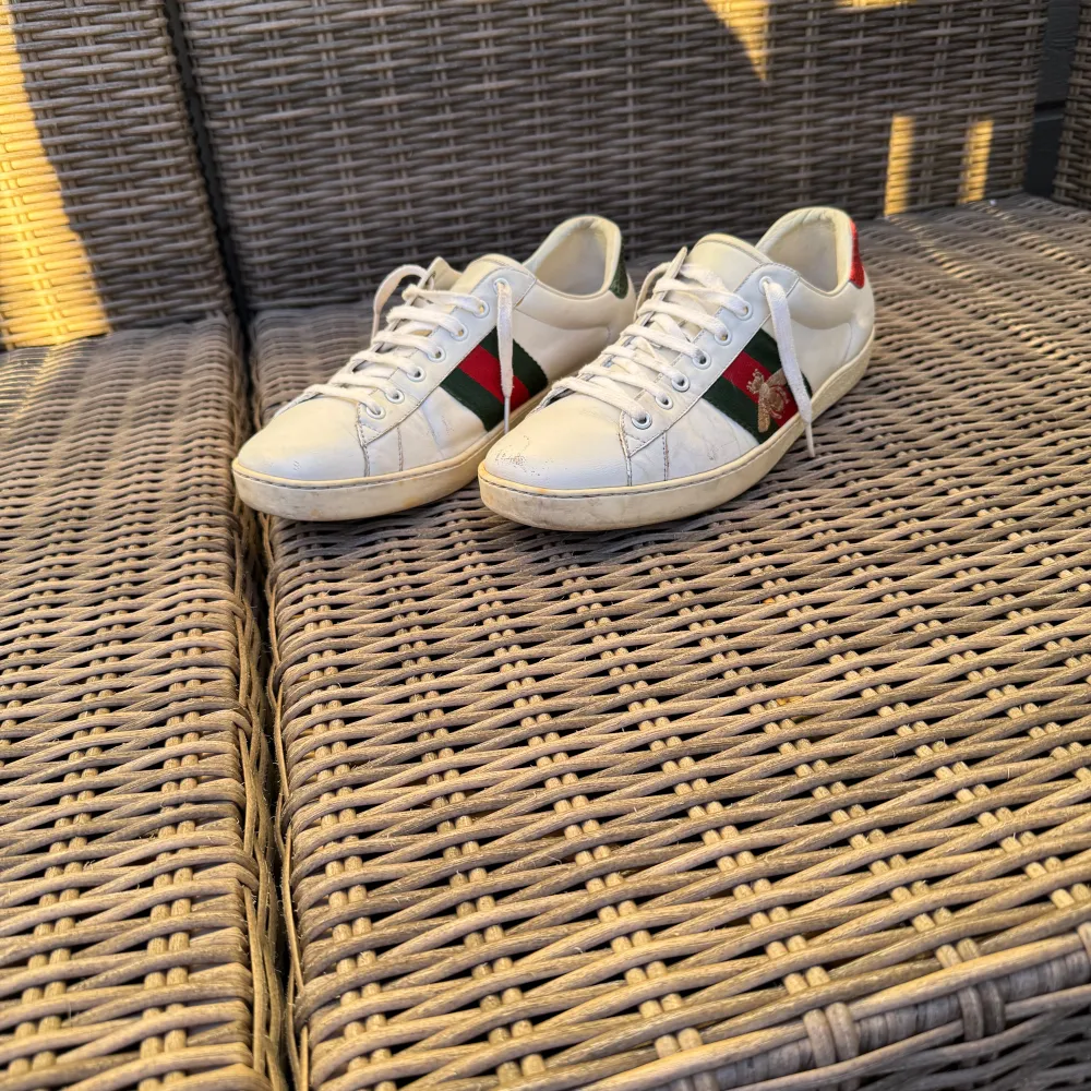 Säljer nu ett par riktigt feta gucci skor i storlek 43! Skicket är 7/10. Säljer dem nu för att dem inte passade mig. Priset är ej hugget i sten och deg är bara att höra av er om ni vill se mer bilder. Skor.