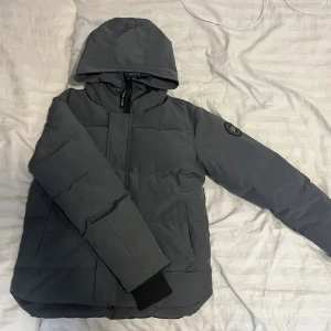 Canada goose black label grey  - Säljer min canada goose black label parka (grå färg) som jag använt max 5 ggr(nypris 12000kr) nästan helt ny är den och i bra skick. Det är en som sagt en black label windham. Ingen frakt .Kan mötas upp i Sthlm  .