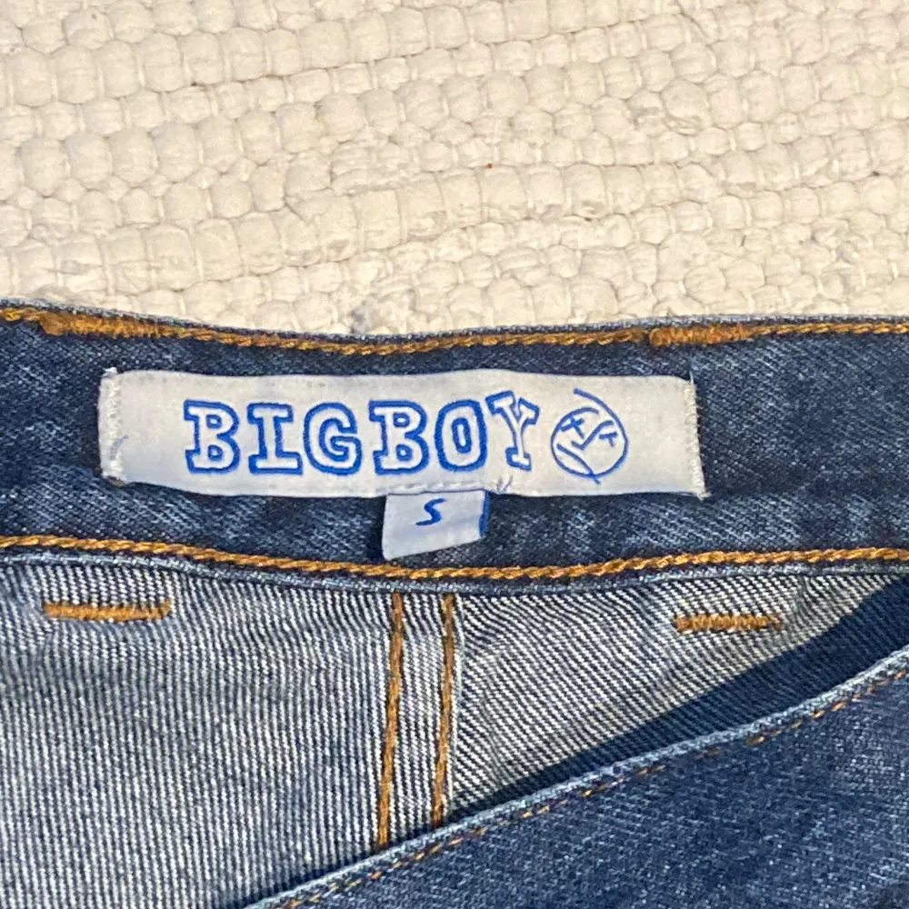 Säljer ett par klassiska blå jeans från Big Boy i storlek S. De har en loose passform och är perfekta för en avslappnad stil. De är lite slitna på ena knäet pga skating men annars felfria 🩵. Jeans & Byxor.