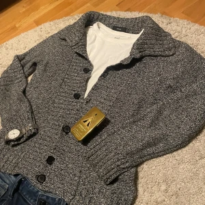 Stickad cardigan/tröja - Säljer nu en grå stickad cardigan. Den är i 10/10 skick och nästan aldrig använd.. Perfekt för kyliga dagar, snygg till det mesta. Mvh ture