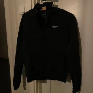 Svart tröja från Axel Arigato: storlek XS - Säljer en stilren svart tröja från Axel Arigato. Den har en halv dragkedja framtill och är perfekt för både vardag och lite mer avslappnade tillfällen. Tröjan är i bra skick och passar perfekt till höst och vinter. Den har långa ärmar och en bekväm passform. Är lite solblekt men inget som stör tycker jag. Storlek XS.