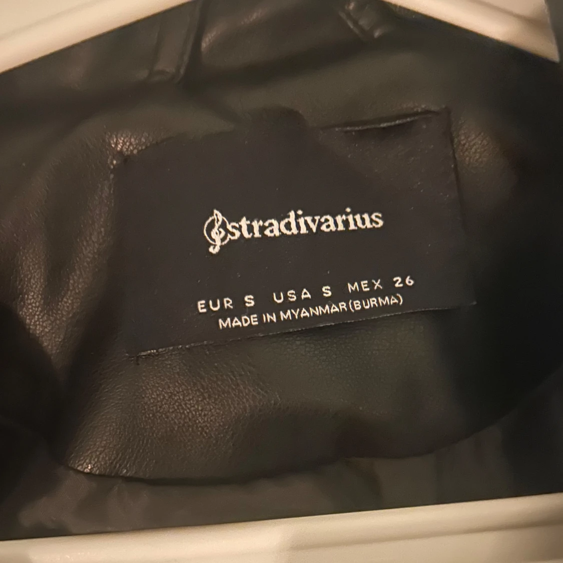 Svart skinnjacka från Stradivarius - 91