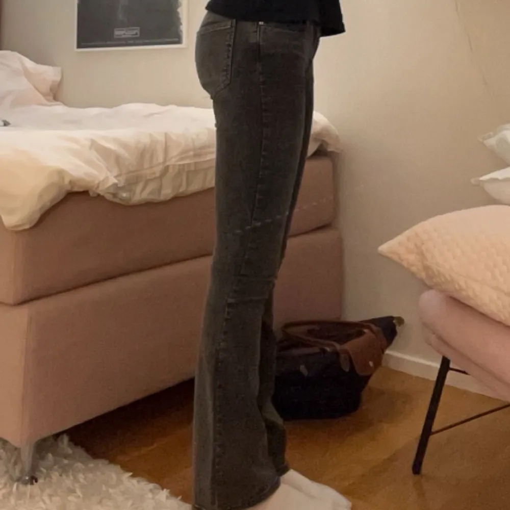 Säljer ett par snygga midwaist grå/svarta bootcut jeans i nästan helt nytt skick från Gina Tricot!💗 Köpte för ca ett år sen men säljer nu då de är lite korta och inte kommer till användning💕. Jeans & Byxor.