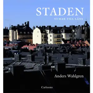 Anders Wahlgren har under fyrtio år forskat om staden ur olika synvinklar. Tillsammans med hans nytagna foton och unika gamla svartvita bilder får vi en inblick i den förändring som skett fram till idag i Stockholm, men också i några andra städer som Göteborg, Halmstad, Malmö och Norrköping. Wahlgren har ägnat sig åt de kulturhistoriska värdena i den äldre bebyggelsen. Vad som hände under den stora cityomvandlingen, vilka hus som revs och varför. Han ställer sig frågan varför så få reagerade mot denna skövling av vårt kulturarv på 1960-talet. Under efterkrigstiden var svensk politik starkt inriktad på tillväxt av städerna, på samma sätt som idag. Det humanistiska synsättet fick träda tillbaka. Vi har bara staden till låns, kommande generationer ska ta över. En stad berättar så mycket om livet och människorna som bor där. Gatorna med sina varuhus, affärer, restauranger och husens olika fasader, gamla som nya. Överallt bor människor under olika betingelser, men de har ett gemensamt de lever i en stad och har gjort så i tusentals år. Anders Wahlgren är konstvetare, författare och regissör. Han arbetar med film, radio och tv sedan 1969 och har gjort ett hundratal filmer. Han har på andra förlag tidigare kommit ut med Sigrid och Isaac och Vasa 1628 människorna, skeppet, tiden.    Format Inbunden   Omfång 320 sidor   Språk Svenska   Förlag Carlsson   Utgivningsdatum 2016-06-10   Medverkande Cecilia Nabo   ISBN 9789173317818  