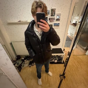 Svart pufferjacka från Replay - Säljer en snygg svart pufferjacka från Replay. Den är perfekt för kalla dagar med sin tjocka vaddering och höga krage. Jackan har en dragkedja framtill och långa ärmar. Den är i mycket bra skick och passar perfekt för både höst och vinter. Nypris är 2700kr och den har knappt används. Jag gör jättegärna byten