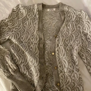Kofta - Jättefin gråsilvrig kofta med lite glittertrådar från märket ”McSister” köpt second hand med så charmiga knappar 💓 Står ingen storlek men passar xs-m skulle jag säga! Är en lös tråd men inget som stör☺️