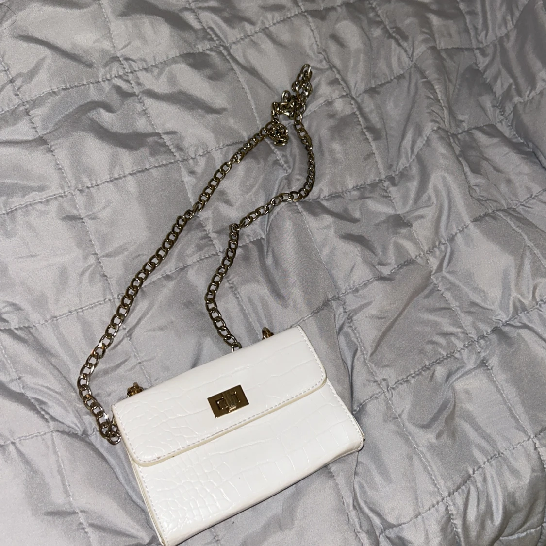 Vit axelväska med kedja från NA-KD - 92
