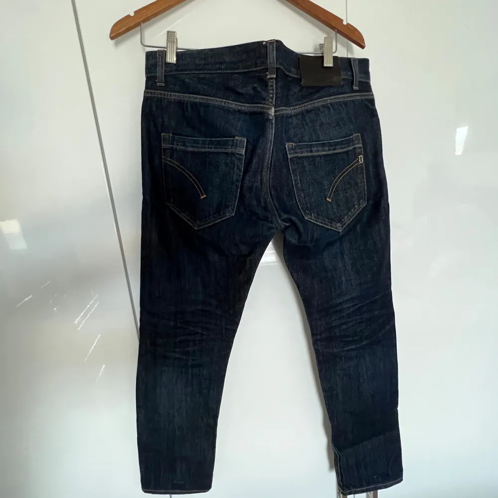 Säljer ett par mörkblå jeans i bra skick. Storlek 34 och mius slimfit modell. Jeans & Byxor.