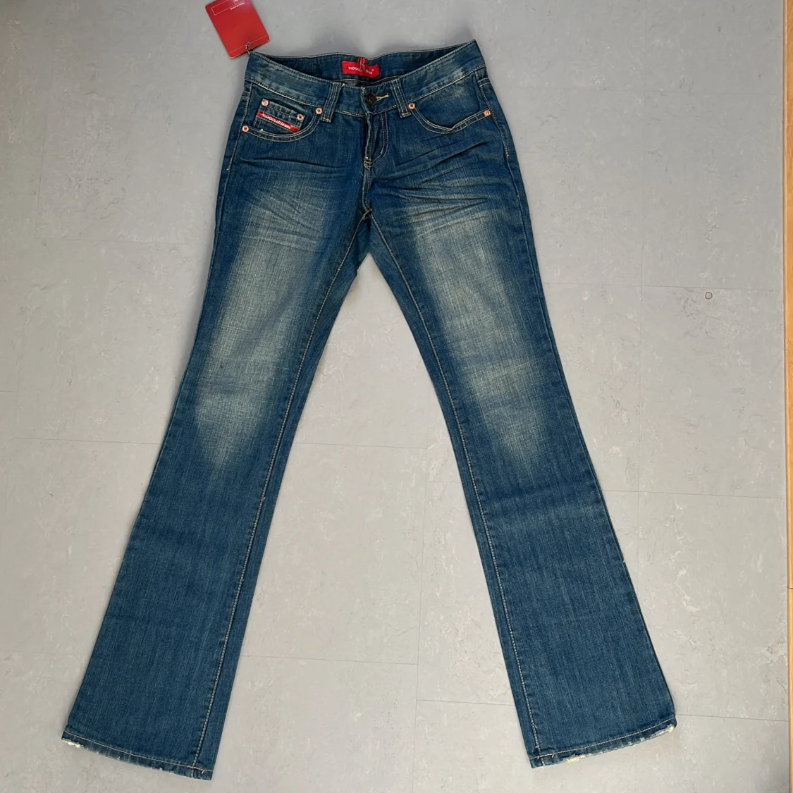 Lowaost boutcut jeans från Levis - 92